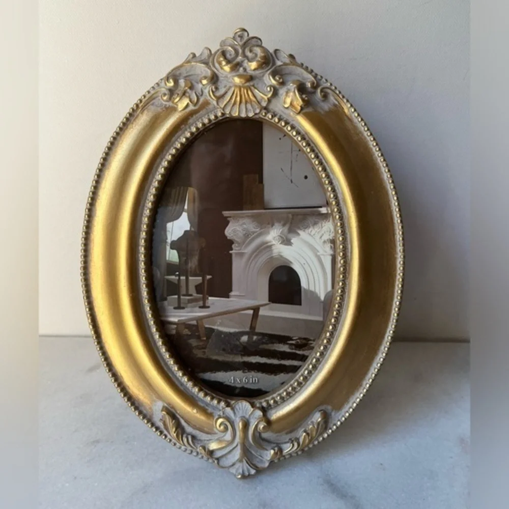 Oval ornate antique style picture frame for 4x6” photo